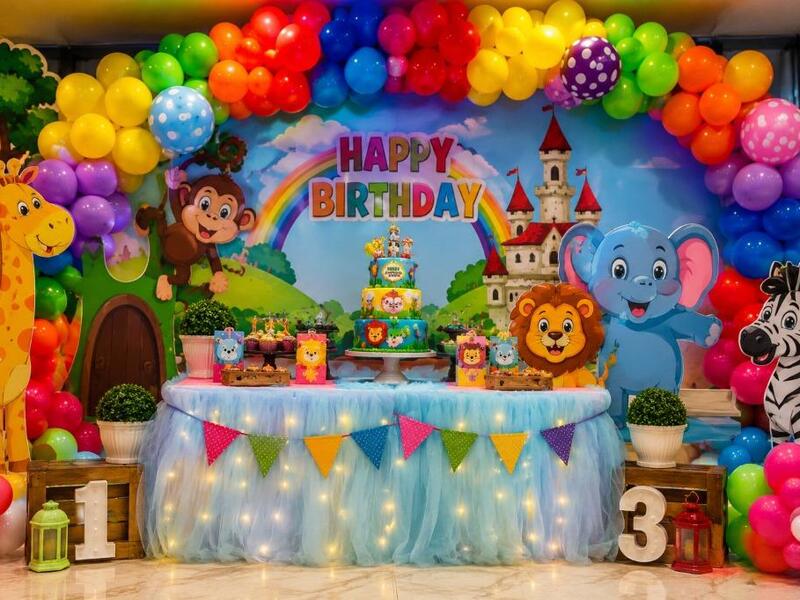 Colourful Cartoon Birthday Décoration with balloons and cartoon cake table setup